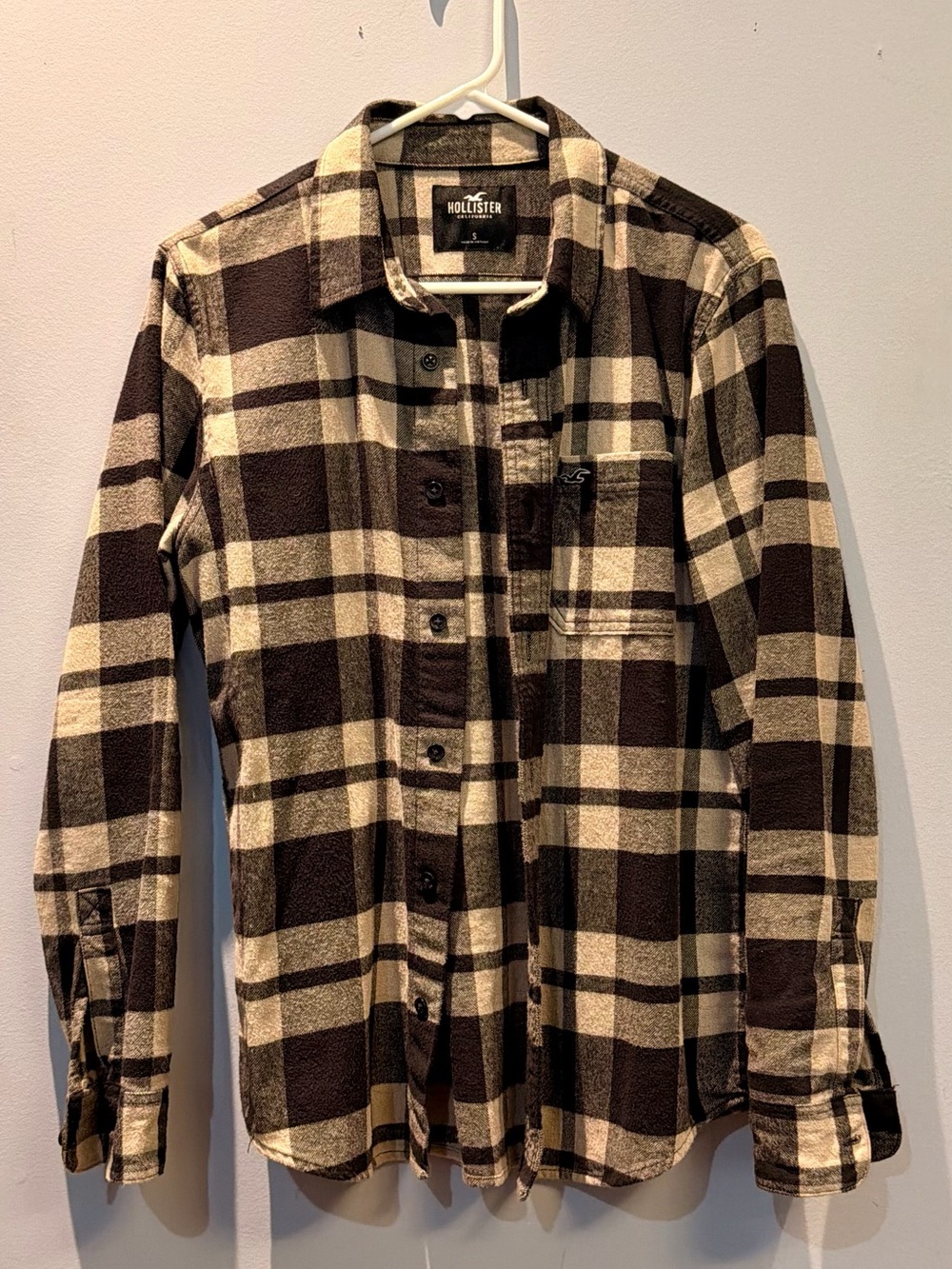 Hollister Men's Black & Cream Plaid Button-Up Shirt